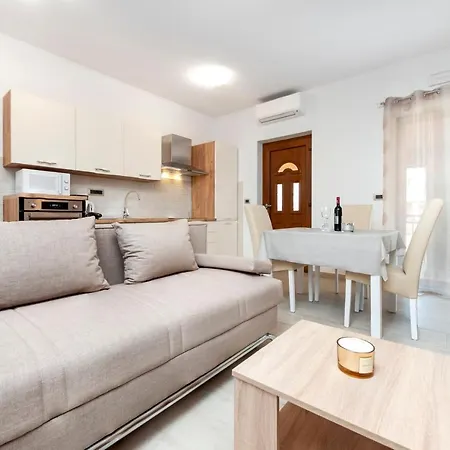 Comfort Karla Apartment *